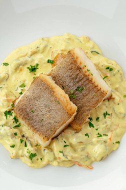 Sebze ve soslu ızgara balık.