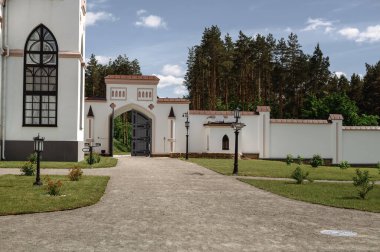 Beyaz Kale 'nin duvarı. Kale duvarındaki kapı.