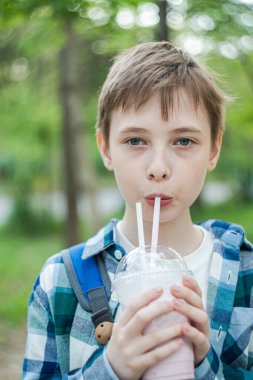 İyi çocuk dışarıda eğleniyor.