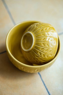 Beton masa arka planında seramik tablo takımı