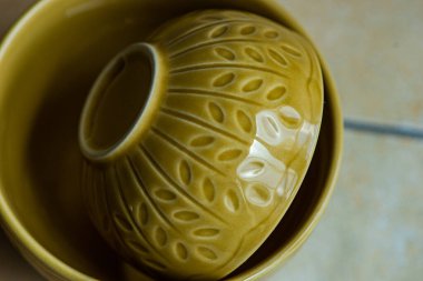 Beton masa arka planında seramik tablo takımı