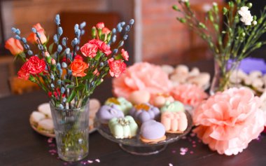 Bebek duşlarında karanfil buketi süsleme masasında.