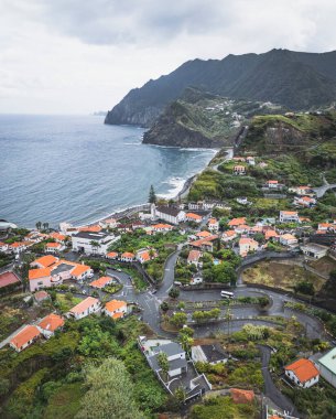 Porto da Cruz, hava manzaralı.