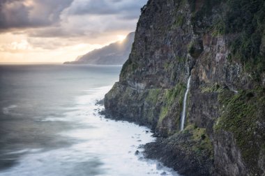 Denize küçük bir şelale