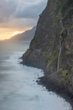 Denize küçük bir şelale