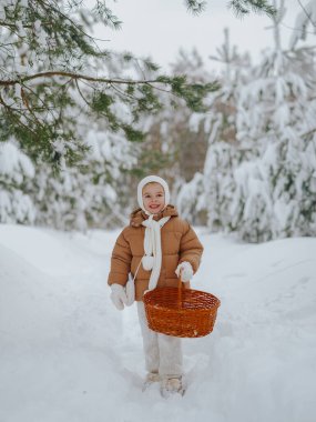 Kış ormanlarında küçük bir kız yürür