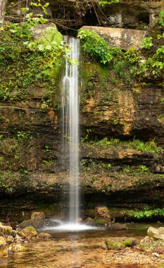 Taşra şelalesi size huzur getirir.