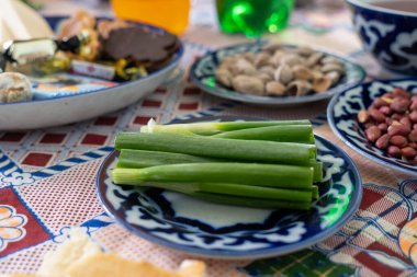 Özbek tabağında Frenk soğanları
