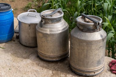 Üç eski metal kutu üst üste istiflenmiş.