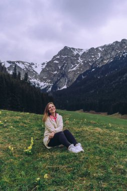 Aktif kadın görkemli dağların güzel manzarasını seviyor..