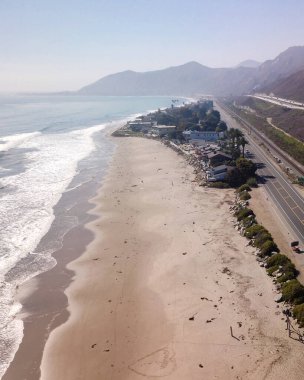 Covid tecritleri sırasında Solimar Beach, California, CA 'nın insansız hava aracı görüntüsü.