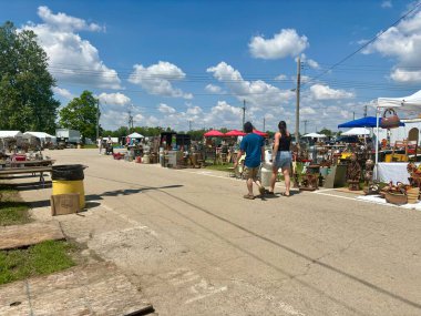 Güneşli bir günde Ohio 'da Springfield Antika Fuarı' nda yürüyen bir çift.
