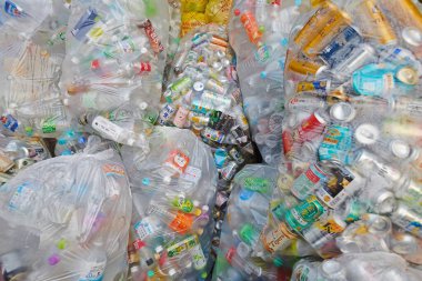 Geri dönüşüm için plastik torbalarda toplanan içki kutuları
