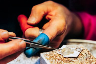 Mücevhercilerin ellerini lehimleme işleminde kapatın.