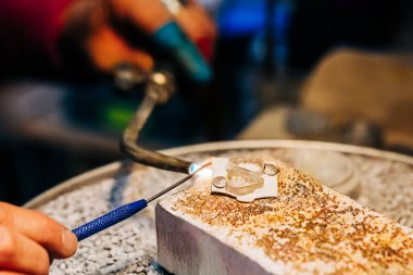 Mücevher meşalesiyle kuyumcunun ellerini çek.