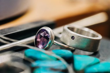 Kuyumcu tezgahında iki gümüş yüzük yakın çekim