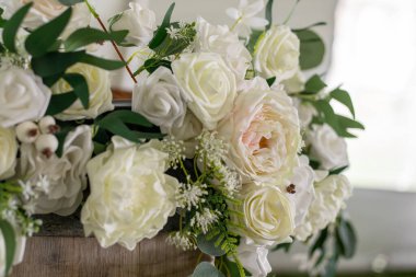 Yeşil yapraklı beyaz ve soluk pembe güller.