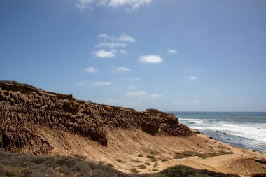 Cabrillo Ulusal Anıtı 'ndaki engebeli uçurumlar ve kıyı şeridi