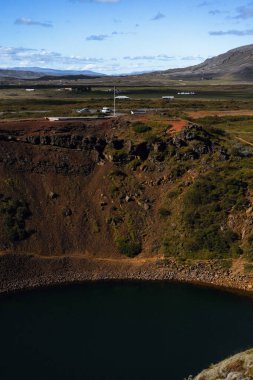 Kerid Krateri Gölü, gün batımında, İzlanda.