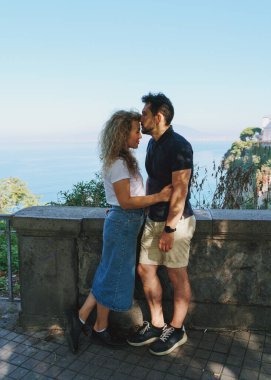 İtalya 'da deniz manzarasına karşı sarılan orta yaşlı çift