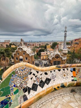 Gaudi 'nin ünlü Park Guell' i bulutlu bir günde İspanya 'da..