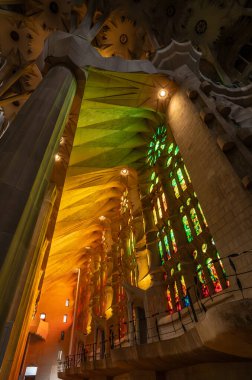 Barcelona 'daki Sagrada Familia Katedrali' nin renkli ışığı.