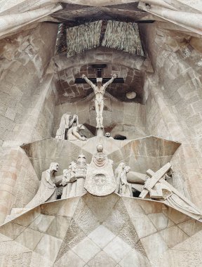 Barcelona 'daki Sagrada Familia Katedrali' nin tutku cephesini kapatın..