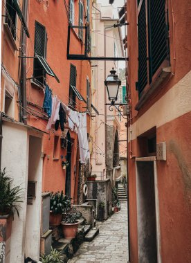 Vernazza Cinque Terre İtalya 'nın dar sokaklarında çamaşırhane asılıydı..