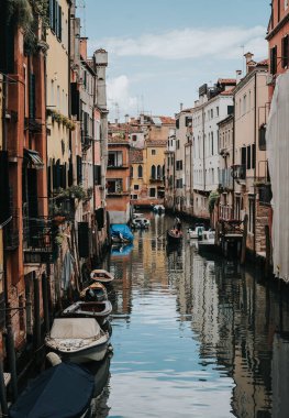 Venedik İtalya 'da gondollu sessiz dar kanal manzarası.