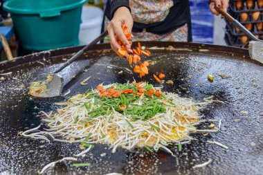 Kızarmış istiridye ve yumurta kızartma tavası.