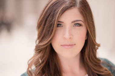 Kameranın yumuşak cildine bakan kadınlara yaklaş