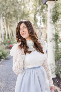 Bahçedeki mutlu kadınlar yan tarafa bakıyor