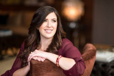 Kadınlar evlerinde oturup pencereden dışarı bakarlar.