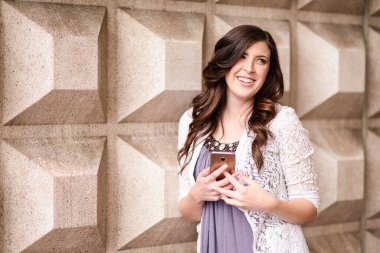 Telefona yaslanan mutlu kadınlar. 