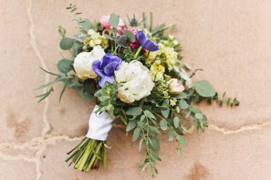 Renkli kır çiçekleri ve okaliptüs buketi.