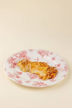 Boyalı tabakta kızarmış tavuk göğsü.