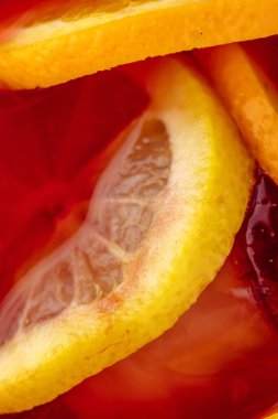 İspanyol sangriası, narenciye ve buzlu sürahide.