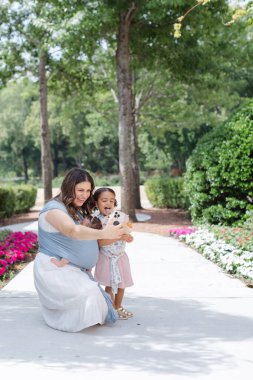 Anne ve kızı dışarıda selfie çekerken suratlarını asıyorlar.