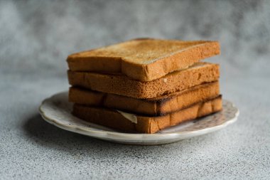 Tabakta kızarmış ekmek var.