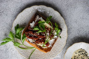 Peynirli ve füme domatesli sağlıklı tost.