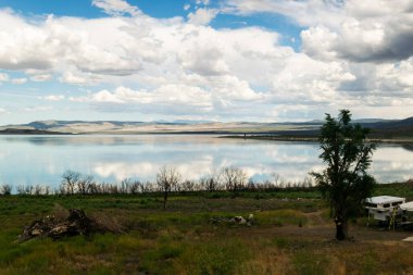 Uçsuz bucaksız gökyüzünün altında Mono Gölü 'nün kıyısında huzur dolu göl..