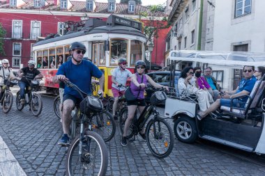 Bisikletler ve Trolly Alfama Lizbon Portekiz