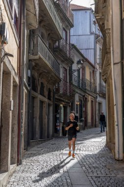 Porto Portekiz 'de Sokakta koşan biri.