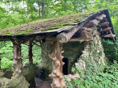 Cincinnati Ohio ormanındaki yosun kaplı taştan kulübe.