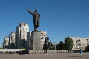 Lenin anıtı bir yerleşim alanının arka planında.