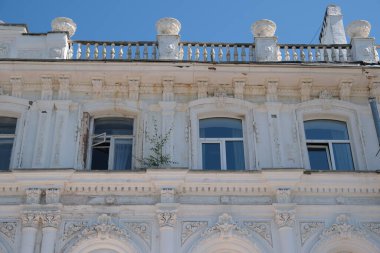 Pencereleri olan eski bir binanın ön cephesi