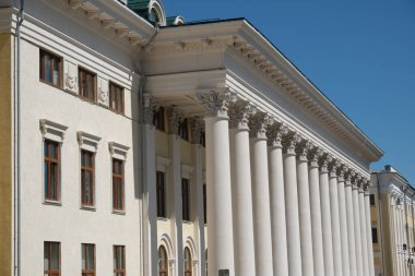 Sütunları ile bina cephe