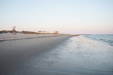 Gün batımında Cape Cod 'da sessiz plaj