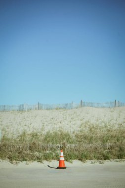 Cape Cod 'daki Nauset Plajında Yalnız Trafik Konisi