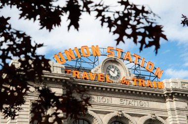 Tarihsel Denver Union İstasyonu sonbahar izinlerini imzaladı